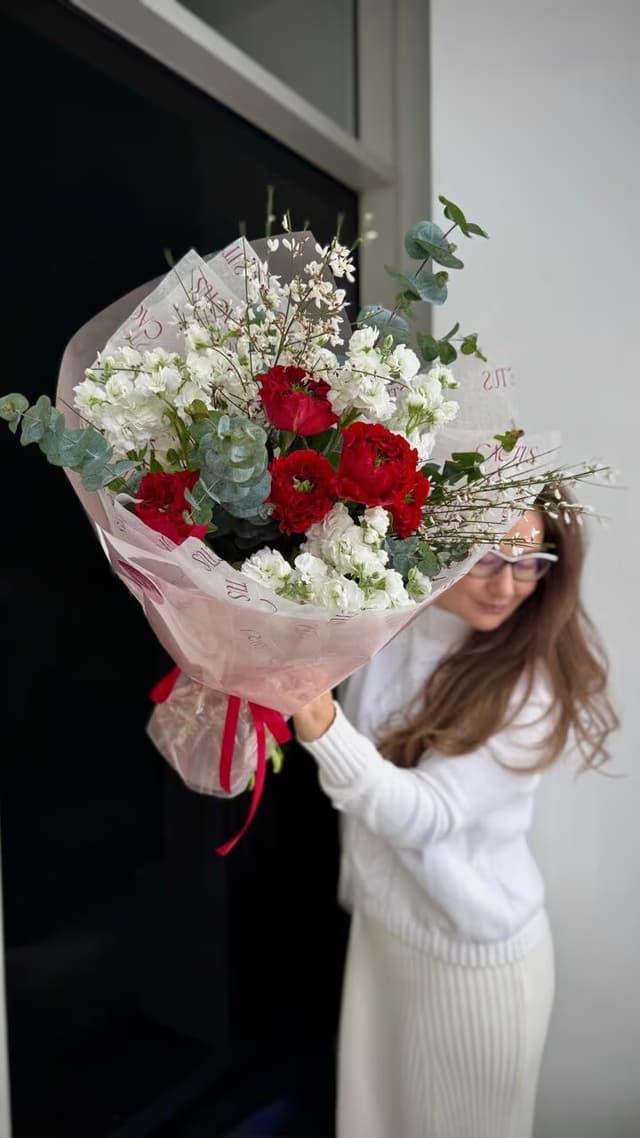 Букет «Влюблен» — Роза экв пионовидная, Гениста